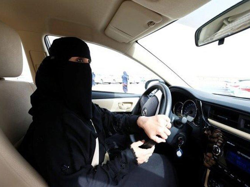 امرأة تدهس رجلاً بسيارتها في السعودية